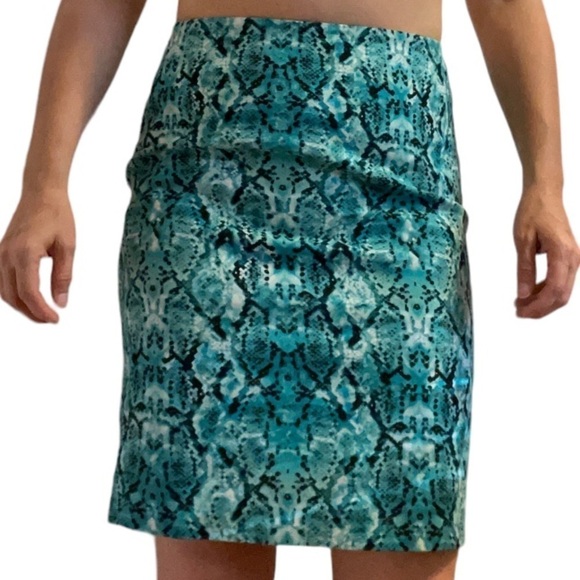 Liz Claiborne Turquoise Snakeskin Mini Skirt Size 6 - Picture 1 of 5